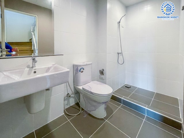 *****ทาวน์โฮมมือสองนนทบุรี ม.บ้านกลางเมือง ราชพฤกษ์-พระราม5 เนื้อที่กว้างขวางมากถึง 22.50 ตร.ว. ฟังก์ชัน 3 ห้องนอน 3 ห้องน้ำ ที่จอดรถ 2 คัน หน้าบ้านกว้าง มีพื้นที่ด้านหลังบ้าน แถมฟรี! เครื่องปรับอากาศ 2 เครื่อง บนทำเลเดินทางสะดวก ใกล้รถไฟฟ้าสายสีม่วง "สถานีแยกติวานนท์" จองเลย!